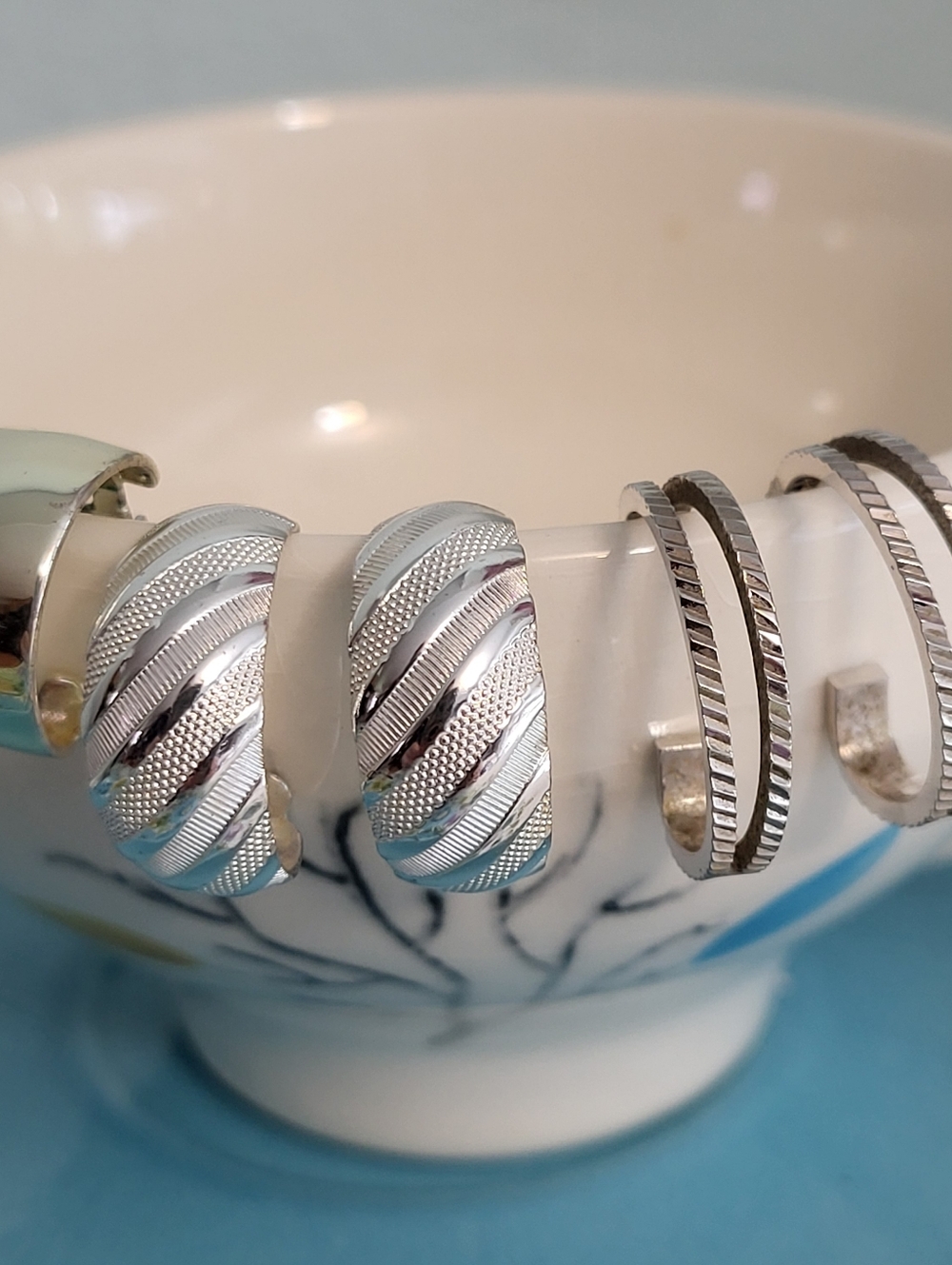 4pr Napier Clip On Earrings - Picture 4 of 5